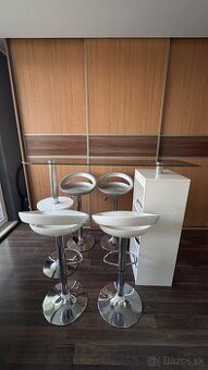 Stôl a stoličky - jedálenská súprava v zachovalom stave