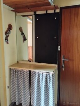 Cesnaková retro stena so zrkadlom