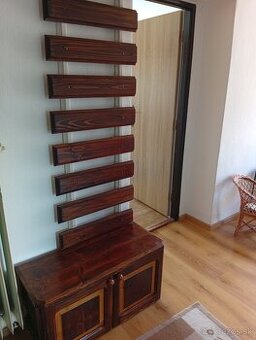 Drevená vesiakove stena plus zrkadlo