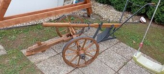 Starý drevený konský pluh 7