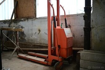 Elektrický vysokozdvižný vozík