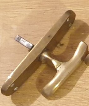 Staré mosadzné okenné klučky 4ks