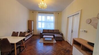 Zrekonštr. 3 izb. byt s 2 kúpeľňami v centre s parkovaním