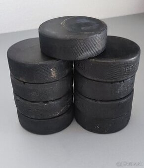 Hokejové puky - čisto čierne