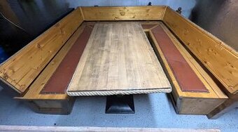 Masívny záhradný nábytok s úložným priestorom.