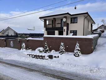 Skolaudovaná novostavba, nová terasa, nový plot nová skalka