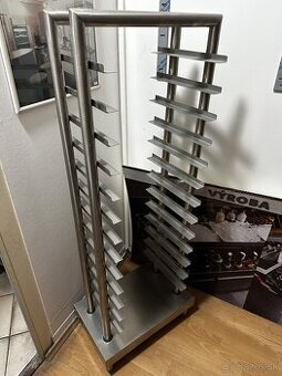 Nerezový drziak na tácky