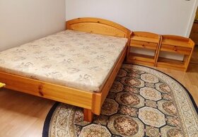 Manželská posteľ + rošt + matrac + 2 nočné stolíky + 2 perin