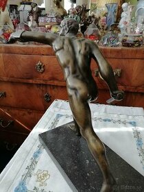Bronzová socha.