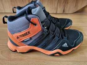 Chlapčenské turistické topánky Adidas Terrex, veľkosť 37 1/3