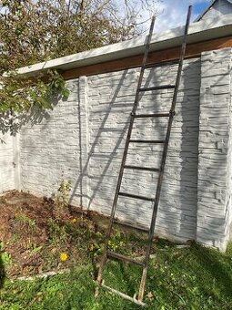 Pevny ocelovy 3m rebrik