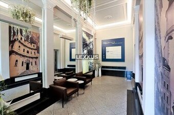 I 2 kancelárie, vysoké stropy, krásna budova na námestí, BA