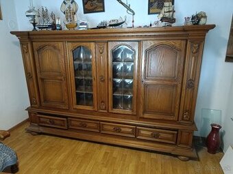 Rustikálna masívna komoda