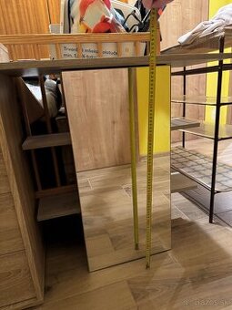 Polička so zrkadlom