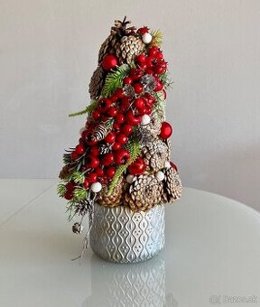 Vianočný stromček so šiškami a bobuľkami vianočná dekorácia.