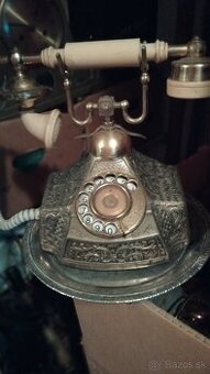 Starožitný telefón.
