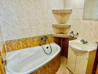 PRIESTRANNÝ 3 izbový byt, 79m2, Sídlisko II, HE