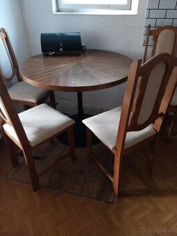Jedalensky stol stoličkami