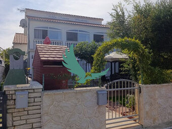 Chorvátsko - Na predaj dom s dvoma apartmánmi len 90 m od mo