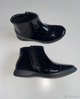 Clarks detske lakovane polocizmy na zips velkost 33 (21 cm)