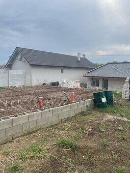 STAVEBNÝ POZEMOK SO VŠETKÝMI INŽINIERSKYMI SIEŤAMI