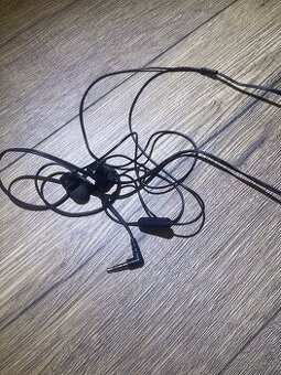 Nosene dobry stav cierne kablove sluchadla zn. Sony