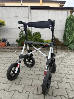 Pojazdné chodítko s nafukovacími kolesami