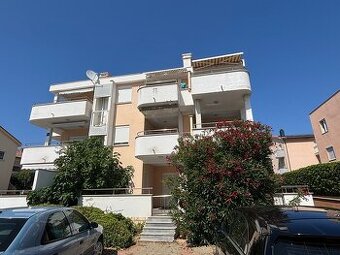 Zariadený 2,5 izbový apartmán s veľkou terasou / Chorvátsko