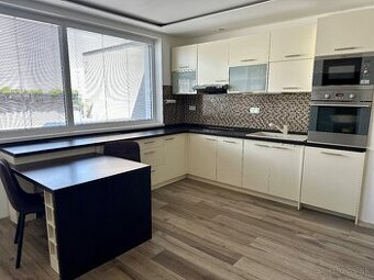 Wintage kuchynská linka so stolom a spotrebičmi, umyvadlom - 1