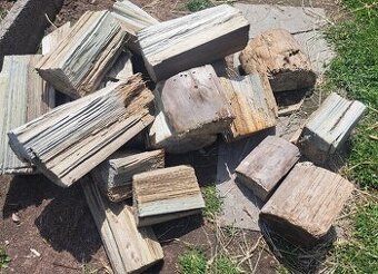 Topoľové drevo rezané,štiepané,poukladané