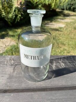 Velká skleněná lékárnická dóza s nápisem METHANOL.
