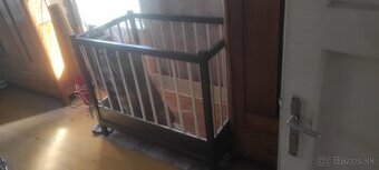 Stará drevená postieľka