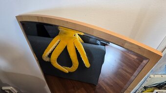 Krásne drevené chodbové zrkadlo s oblým vrchným rámom