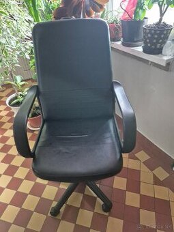 Predam kancelarsku stolicku