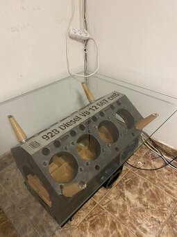 Stôl z bloku motora Tatra V8