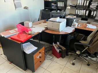 Kompletný kancelársky nábytok – stoly, skrinky, kontajnery