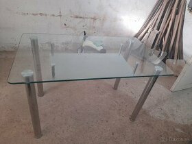 Pekný sklenený stôl