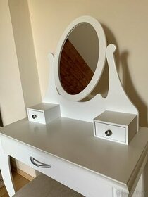 Toaletný (kozmetický) stolík