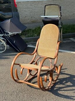 Stare drevene hupacie kreslo Thonet v top stave