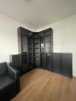 Rohová knižnica IKEA Billy so sklenými dvierkami