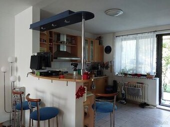 4 izb byt 120m2 + 2 terasy55m2, zahrada, trávnik, parkovanie
