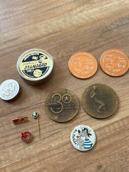 Rôzne staré odznaky a iné