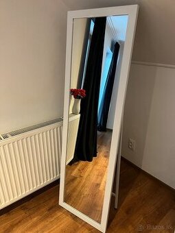 Zrkadlo s bielym rámom