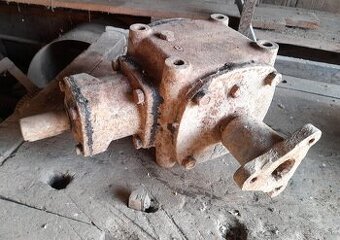 Prevodovka liatinova+slimakove čerpadlo a ozubene kolesa