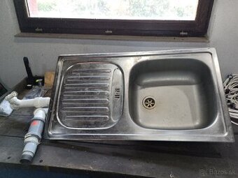 Nerezový drez s odkvapkavacom so sifónom