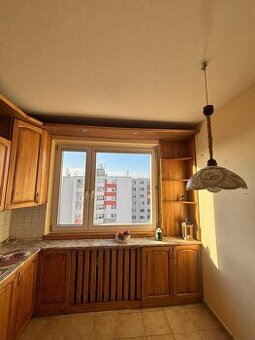 NA PREDAJ slnečný 3-izbový byt s balkónom v príjemnej tichej