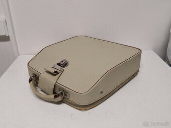 Písací stroj s koženým kufríkom