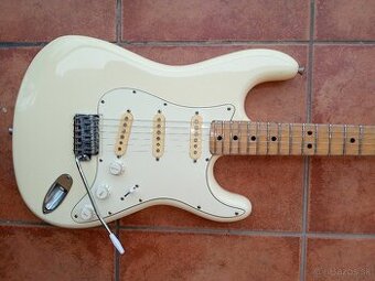 52 až 55 ročná vintage Maya Stratocaster (70. roky) - Japan