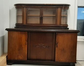 Masívna starožitná komoda