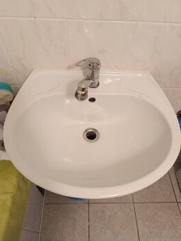 Kúpeľňová skrinka a umyvadlo